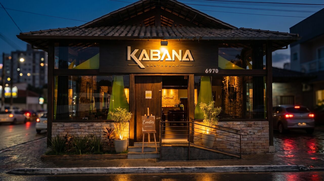 Fachada da Kabana iluminada à noite